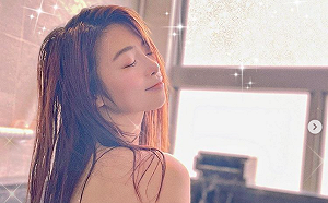 樂天女孩曲曲大秀美背  全裸泡湯網讚好美