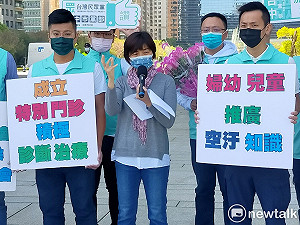 婦女節訴求正視空汙病 女教授淚灑中市府廣場