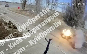 (影)俄軍坦克朝民車「連三轟」影片曝光! 烏克蘭老夫妻相依慘死車內