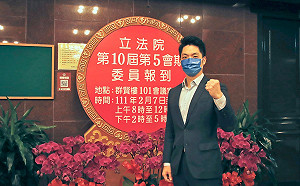 黃澎孝問國民黨會陣前「換蔣」嗎 網：換不換沒差