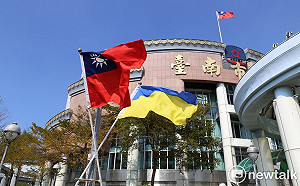 台南市議會率先通過譴俄案挺烏克蘭  高掛我國和烏克蘭國旗