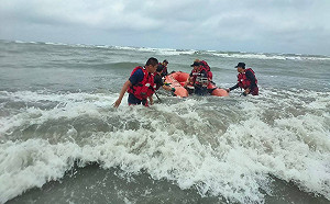 非關戰爭！退役蛙人現身台中海邊 維護水域安全