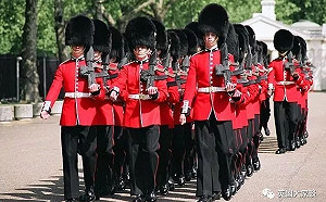 連英女王的19歲衛兵都跑了! 勇敢前往烏克蘭 他:我當兵不是為了戴熊皮帽子遊行