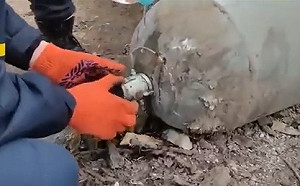 一瓶礦泉水、一雙布手套！烏克蘭專家無懼粉身碎骨 秀「徒手拆彈」神技