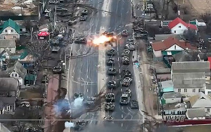 坦克車成排成活靶 竟遭集體殲滅! 俄軍嚇到 64公里「貪吃蛇」車隊全面打散