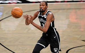 KD和恩比德瘋狂互嗆　詹皇看熱鬧