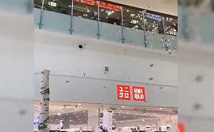 鈔票如漫天雪花！俄男賣場狂撒貶值「盧布」 路人經過不屑折腰