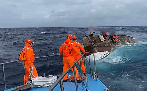 漁船鵝鑾鼻外海翻覆 恆春海巡成功救援船上5名船員