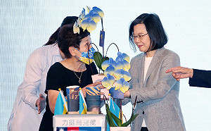 台灣之友會晚宴  蔡總統簽名口罩義賣52萬捐烏克蘭