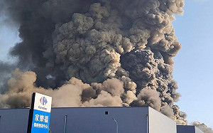 (影)楊梅家樂福物流中心大火 超巨量濃煙竄天際景象震撼