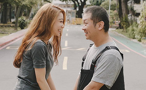 納豆近照首曝光！與女友「依依」深情對視 牽手共度白色情人節