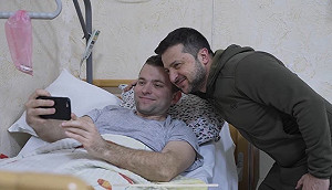 赴醫院慰問傷兵 澤連斯基頒英勇勳章 與士兵自拍鼓舞士氣