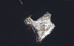 蛇島最新衛星照曝光！白雪覆蓋彈孔、俄艦靠岸