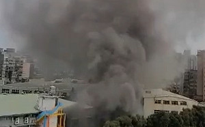 (影)起火點在實驗室！大同大學校園冒濃黑粗煙 初判廠商操作疏失