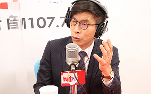 指對手看板多 鍾佳濱酸：財大氣粗花錢如流水