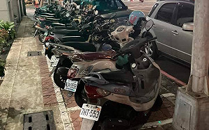 苦苓臉書批高雄人行道停滿機車  陳其邁：將規劃專屬停車格