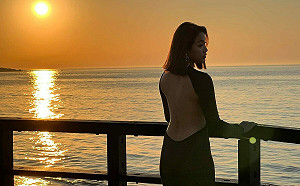 賴慧如秀全裸美背 看海夕陽照大展好身材