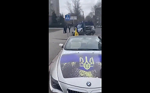 (影)俄烏戰爭》烏克蘭富豪慷慨捐出敞篷BMW 架上重型機槍成戰術輪車