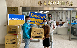 援助烏克蘭難民 施志昌、林義偉代捐贈10萬份醫療級口罩