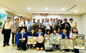 新北市長侯友宜偕學子賞大師作品 藝同向藝術家致敬