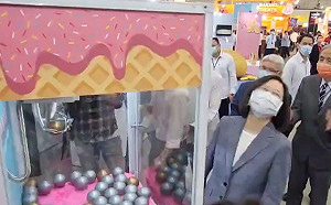 (影)蔡英文逛烘焙展玩夾娃娃機：一夾就中、開心大笑