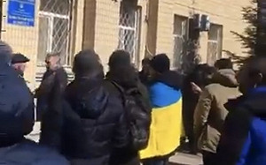 俄烏戰爭》烏克蘭「又」一市長被俘 俄軍催淚瓦斯驅趕示威市民