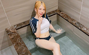 超短泳褲秀白皙長腿！瑀熙：徵求愛泡澡的夥伴