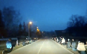 （影）靈車載烏國士兵遺體回家 烏克蘭人沿途下跪哀悼