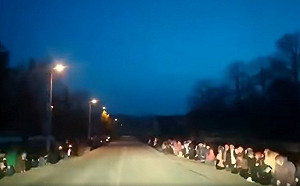 (影)俄羅斯侵略暴行打不倒他們！ 烏克蘭民眾夾道下跪迎接殉職士兵