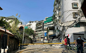 北市文山區「頂樓加蓋」磁磚崩塌壓爛車 趙怡翔：危老建築須盡快改善