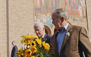 （影）柯林頓與小布希訪芝加哥的烏克蘭教堂 力挺自由民主