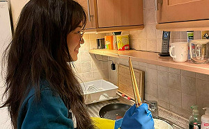 力挺烏克蘭虎父無犬女 謝志偉女兒戴藍黃手套表心意