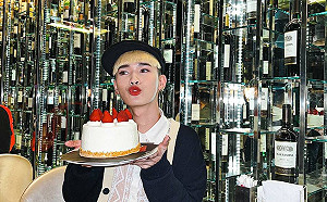 著作封面遭惡意刻「2字」！鍾明軒秒揪「錯字」回嗆：是多難寫