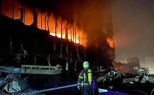 俄烏戰爭》俄軍夜襲砲擊基輔 購物中心中彈起火4死1傷