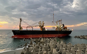 擱淺2週！貝里斯貨輪今脫困 航港局：向船東追償施救費用