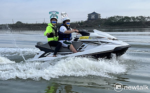 議員初選出奇招  王宣貿騎水上摩托車「乘風破浪」赴黨部登記