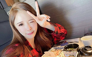 包緊緊仍火辣！大馬女神藍星蕾曬「日常照」 網暴動：好想當包包