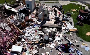 美國2天內遇60起龍捲風 殘骸漫天 房屋被夷為平地