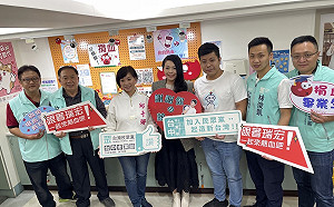 捐血送雞蛋！民眾黨許瑞宏挽袖捐血 高虹安力挺善舉