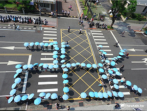 勞團立院前「人體排字」  爭取基本工資26K