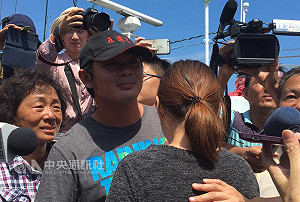東聖吉返航琉球 船長與母妻相擁而泣