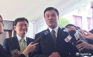 藍委霸佔主席台  院會被迫中斷提早休息