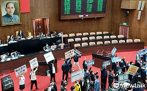 修憲歷史時刻！18歲公民權送出立院 年底可望多一張票