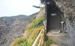 斷崖邊蓋華麗廁所？使用者竟然是他