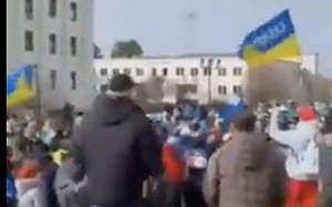 頑強不屈！烏市長遭狹持 人民奮勇上街逼俄軍放人