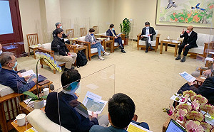 疫情升溫！蘇貞昌下令部分行業須打第三劑、入場顧客要看疫苗證明