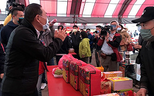 侯友宜視察新北淡水清明掃墓服務及舊塔骨灰骸搬遷進度