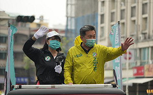 政壇「減重奇蹟」鄭孟洳力拚初選過關 王定宇等跨派系立委陪掃街
