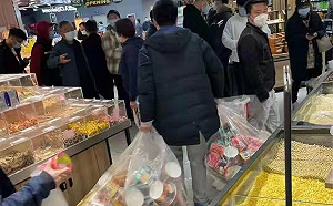 上海分兩區封控搶菜潮再現  形同封城民情沸騰