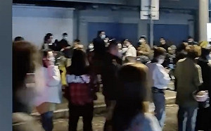 上海無預警「半封城」 當地居民瘋搶糧批當局「愚蠢」、「擺爛」